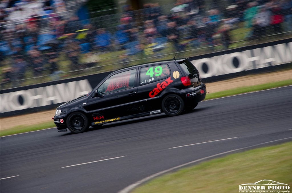 Søren Lyck er ved at finde farten i sin VW Polo GTI. Nu hvor alle børnesygdommene er væk, og en ny undervogn er blevet monteret i sommerferien, giver det forhåbentlig endnu mere fart i efterårssæsonen.
(Foto: Denner Photo)